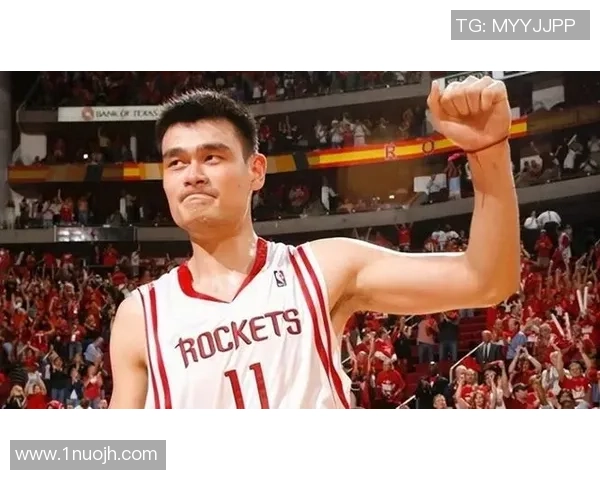 姚明在NBA经典对决中成功盖帽布莱克展现无与伦比的防守技巧