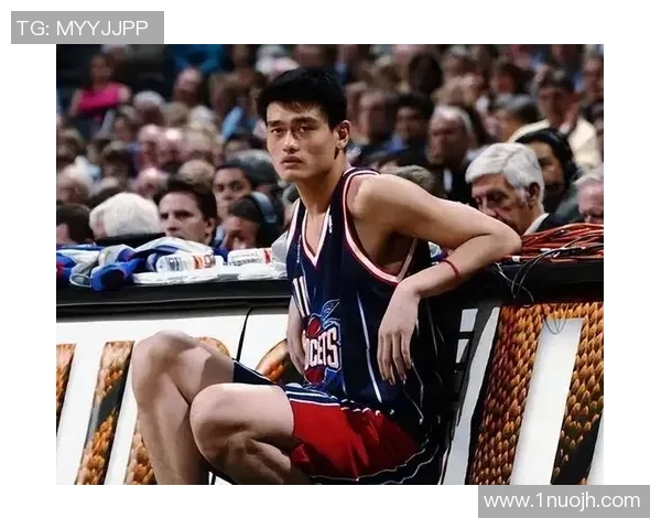 姚明亲自为球迷签名的温馨瞬间展现了体育明星的亲和力与人情味 姚明亲自为球迷签名的温馨瞬间展现了体育明星的亲和力与人情味