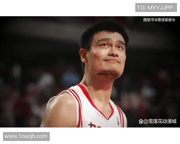 詹姆斯与姚明的篮球对决:巨星之间的力量与技巧较量 詹姆斯与姚明的篮球对决:巨星之间的力量与技巧较量