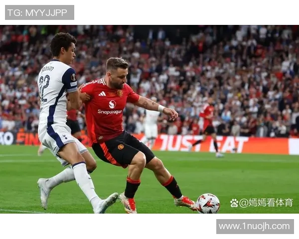 世界杯经典对决曼联与热刺激战成平局神奇扑救成全场焦点 世界杯经典对决曼联与热刺激战成平局神奇扑救成全场焦点