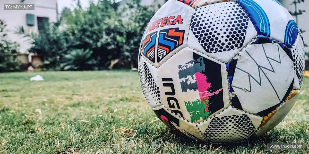 📱实时弹幕，全球球迷在线狂欢！💬